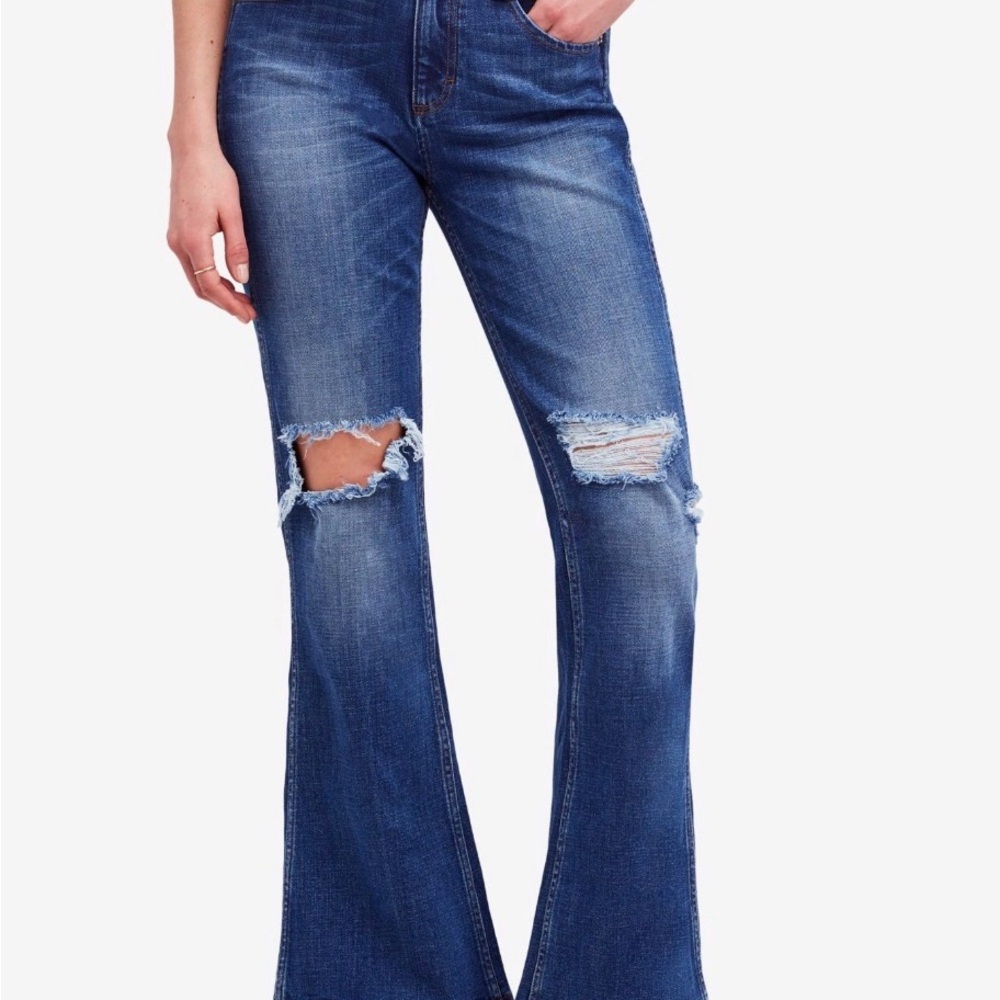 Free People Distressed Flare Jeans – Medium Wash | 29 | Good